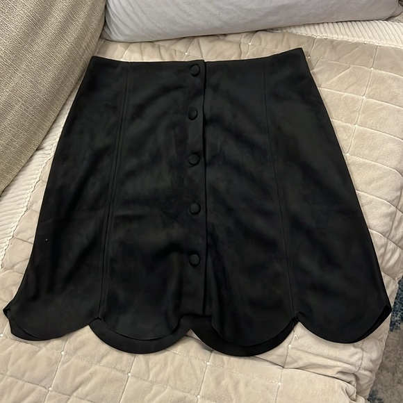 Clearance‼️ H&M Black Velvet Mini Skirt Size 2 with pockets - Picture 4 of 4